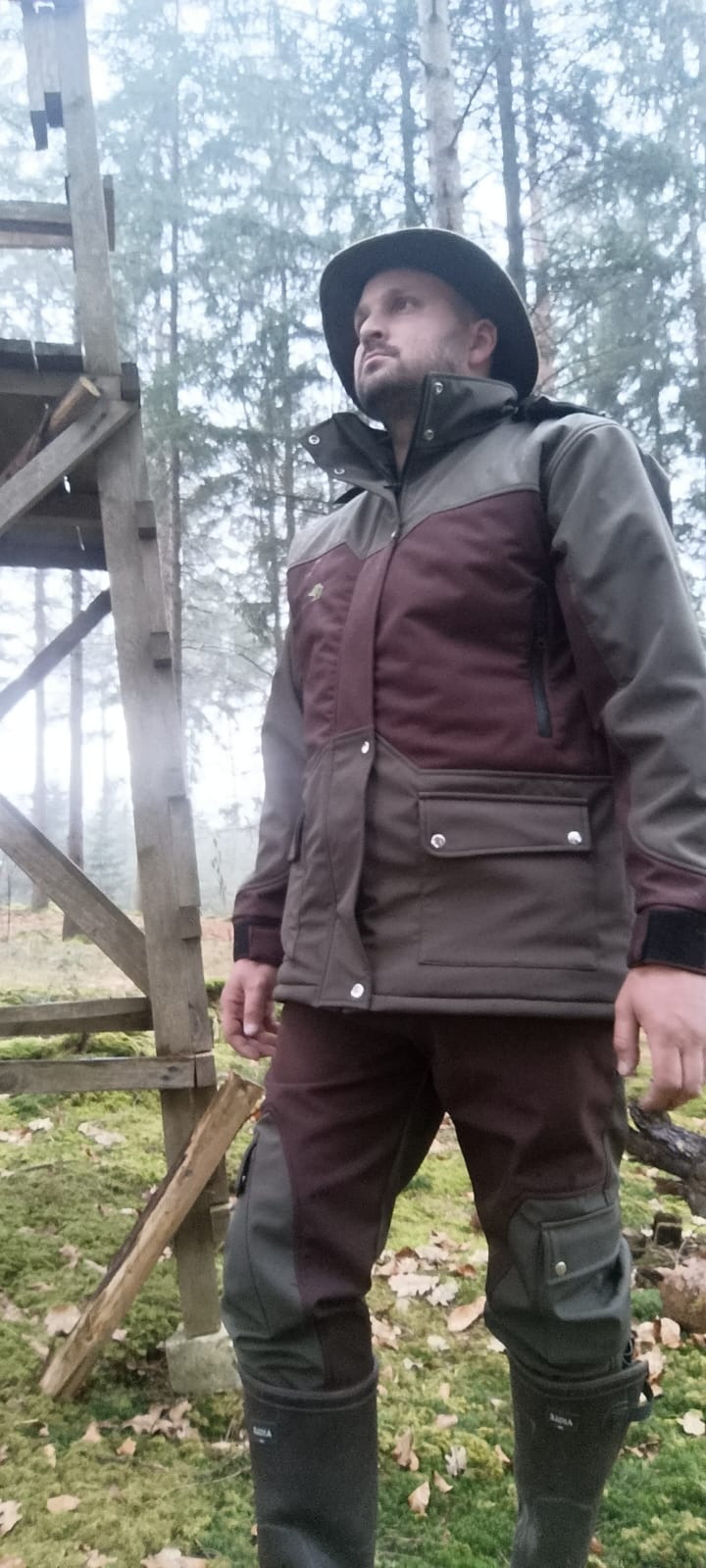Jäger in Huntsi-Jacke am Ansitz